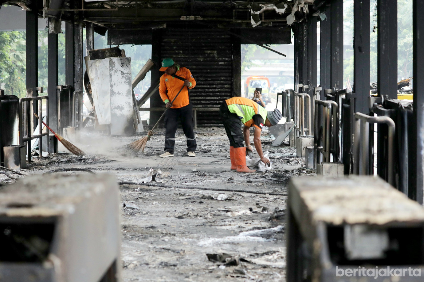 2 Sudin LH Jakarta Selatan Bersihkan Sisa Kebakaran Halte Polda Metro Jaya_2.jpg