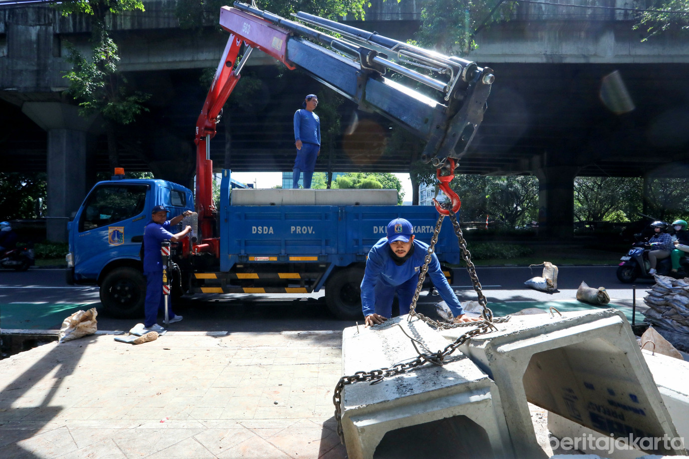 1 Sudin SDA Jakarta Pusat Bangun Tali Air di Jalan Ahmad Yani_1.jpg