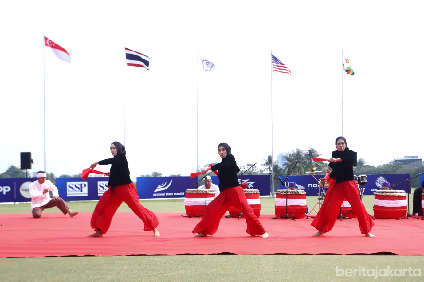2 Gubernur DKI Jakarta Serahkan Piala JAKIC 2025_2.jpg