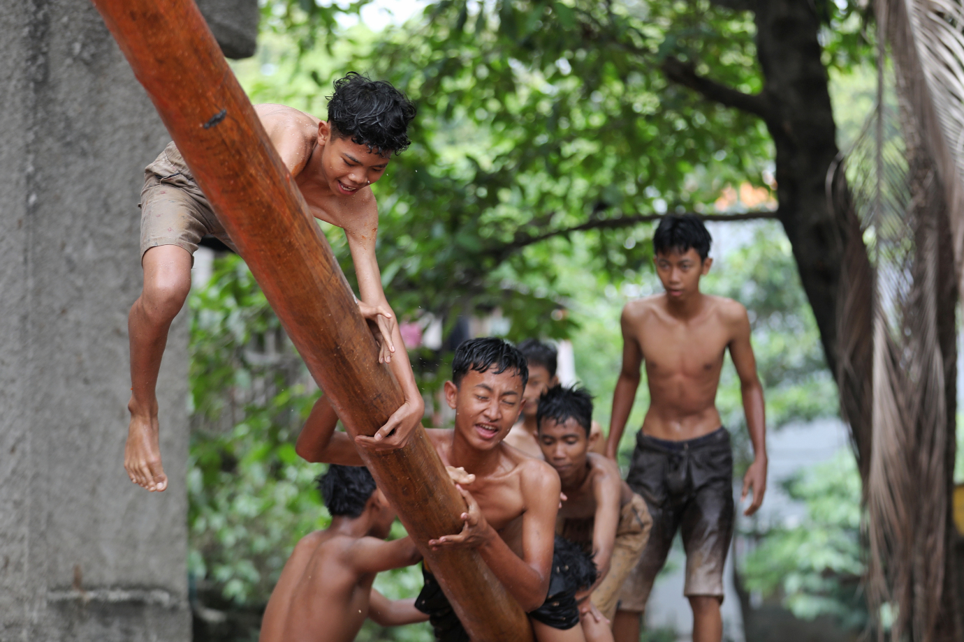 6.Lomba Panjat Pinang.jpg