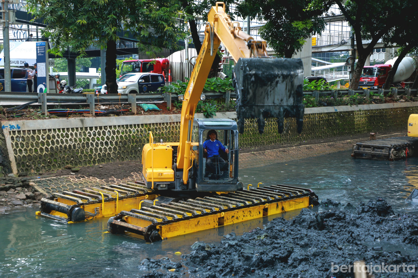 1-2pengerukan kali cideng kuningan.jpg