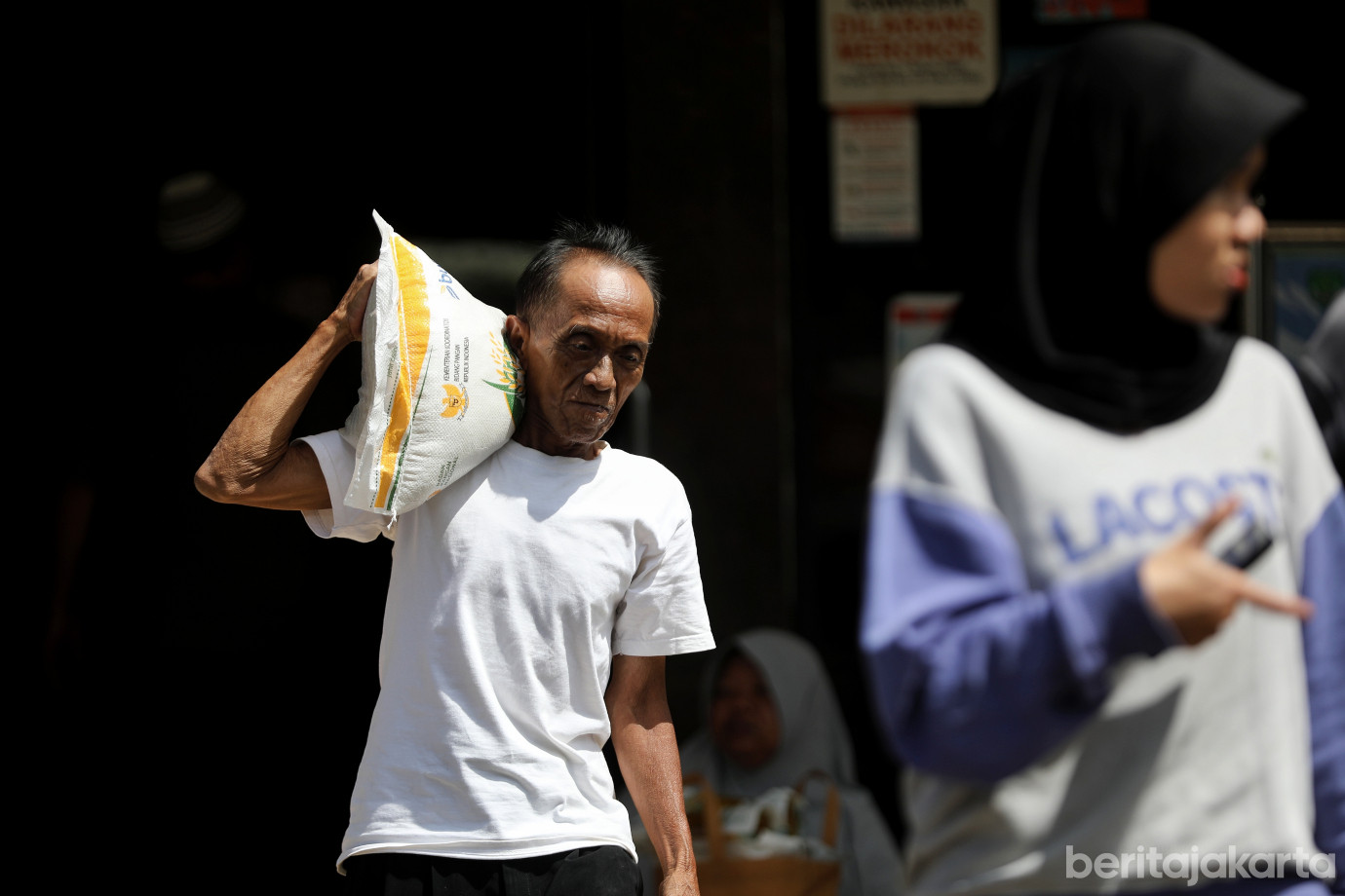 7.Kelurahan Bukit Duri Salurkan Bantuan Pangan Pada 742 Warga.jpg