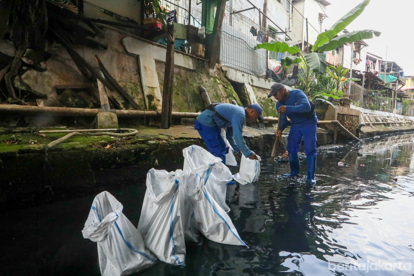 1 Cegah Genangan, SDA Jakpus Kuras Saluran PHB Keroncong_1.jpg