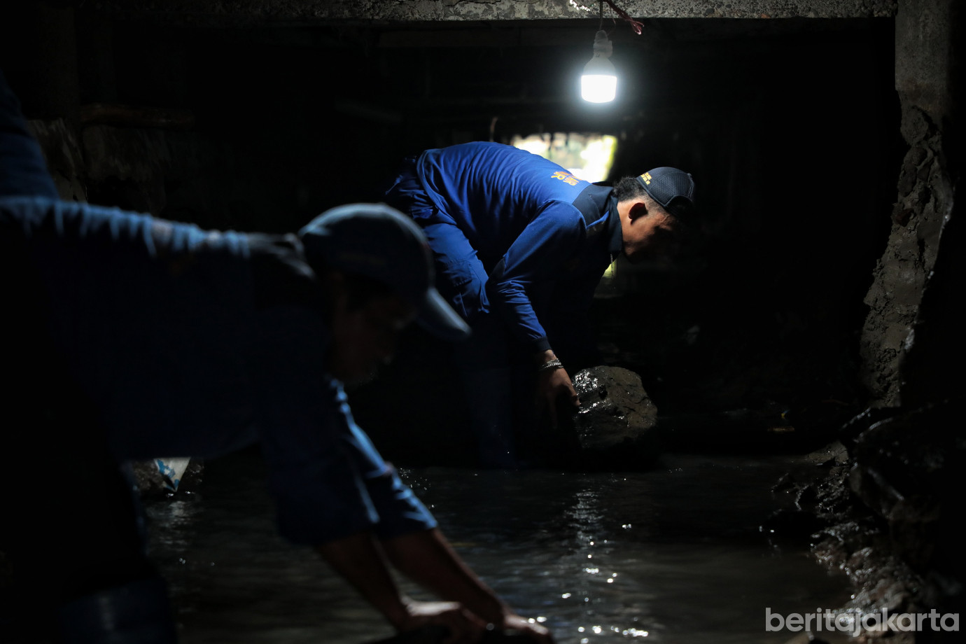 4.Pasukan Biru Perbaiki Turap Ambrol di Batu Ampar.jpg