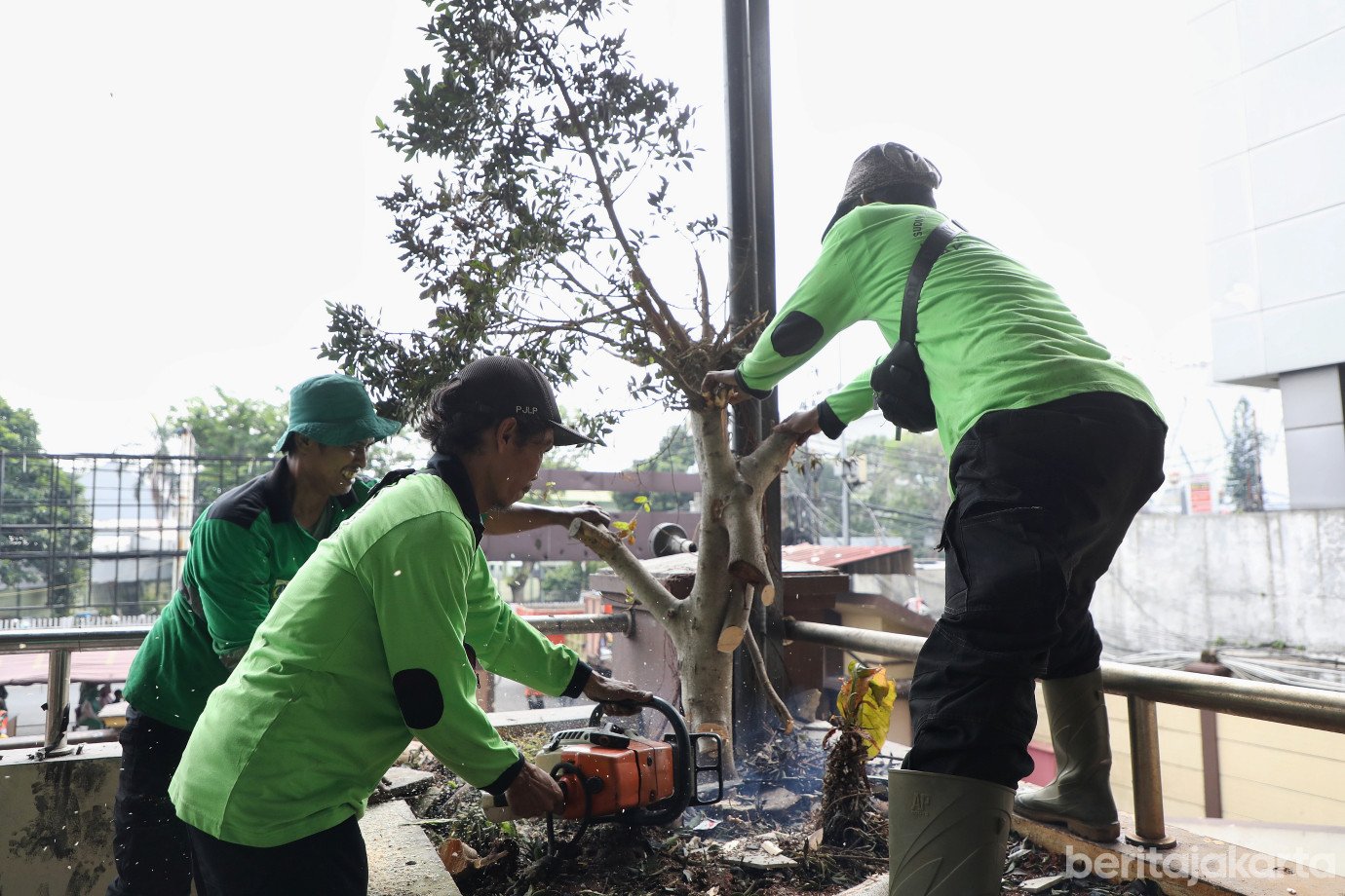6.Pasukan Gabungan Lakukan Kerja Bakti di Polres Jaktim.jpg