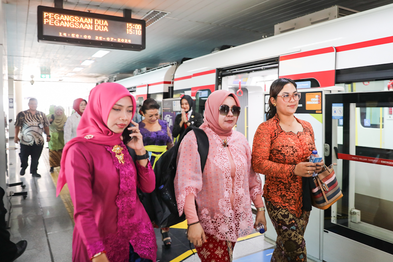 Kebaya LRT-7.jpg
