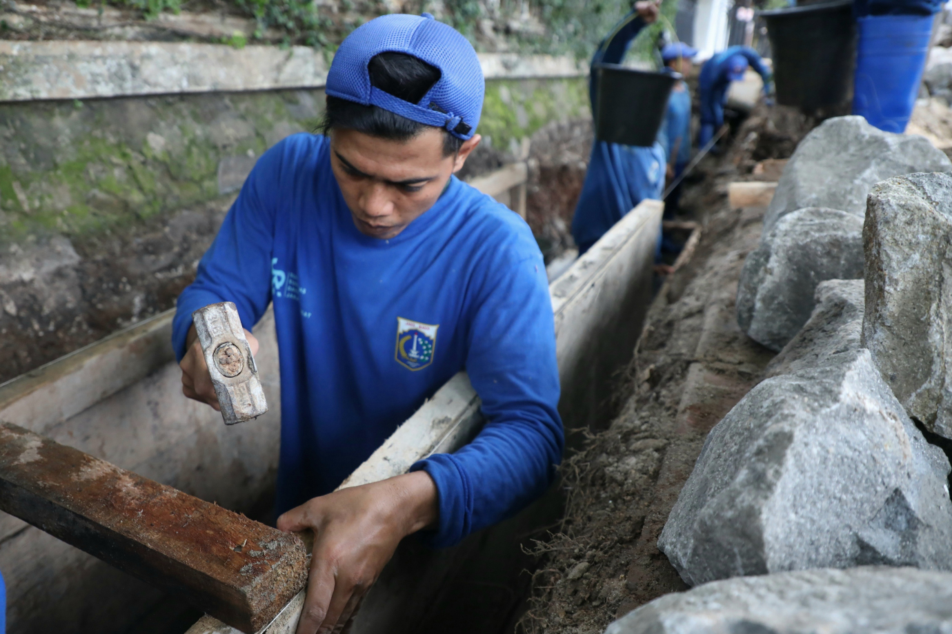 3 Satgas SDA Jakpus Perbaiki Saluran di Jalan Cempaka Putih Barat_3.jpg