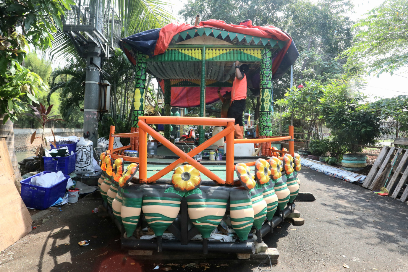 1 Perahu Unik dari Botol Bekas Karya Petugas UPS BA Kembangan_1.jpg