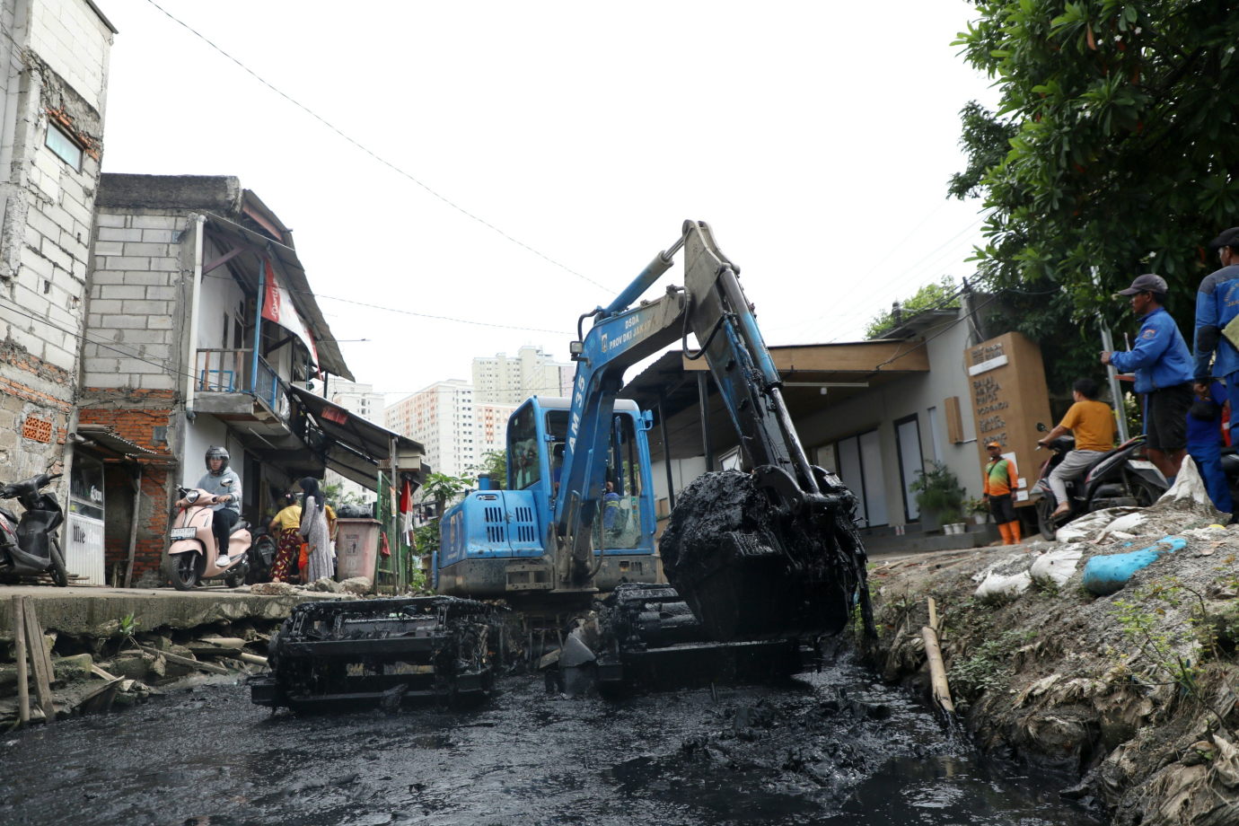 2 SDA Jakarta Utara Keruk Kali Cakung Lama_2.jpg