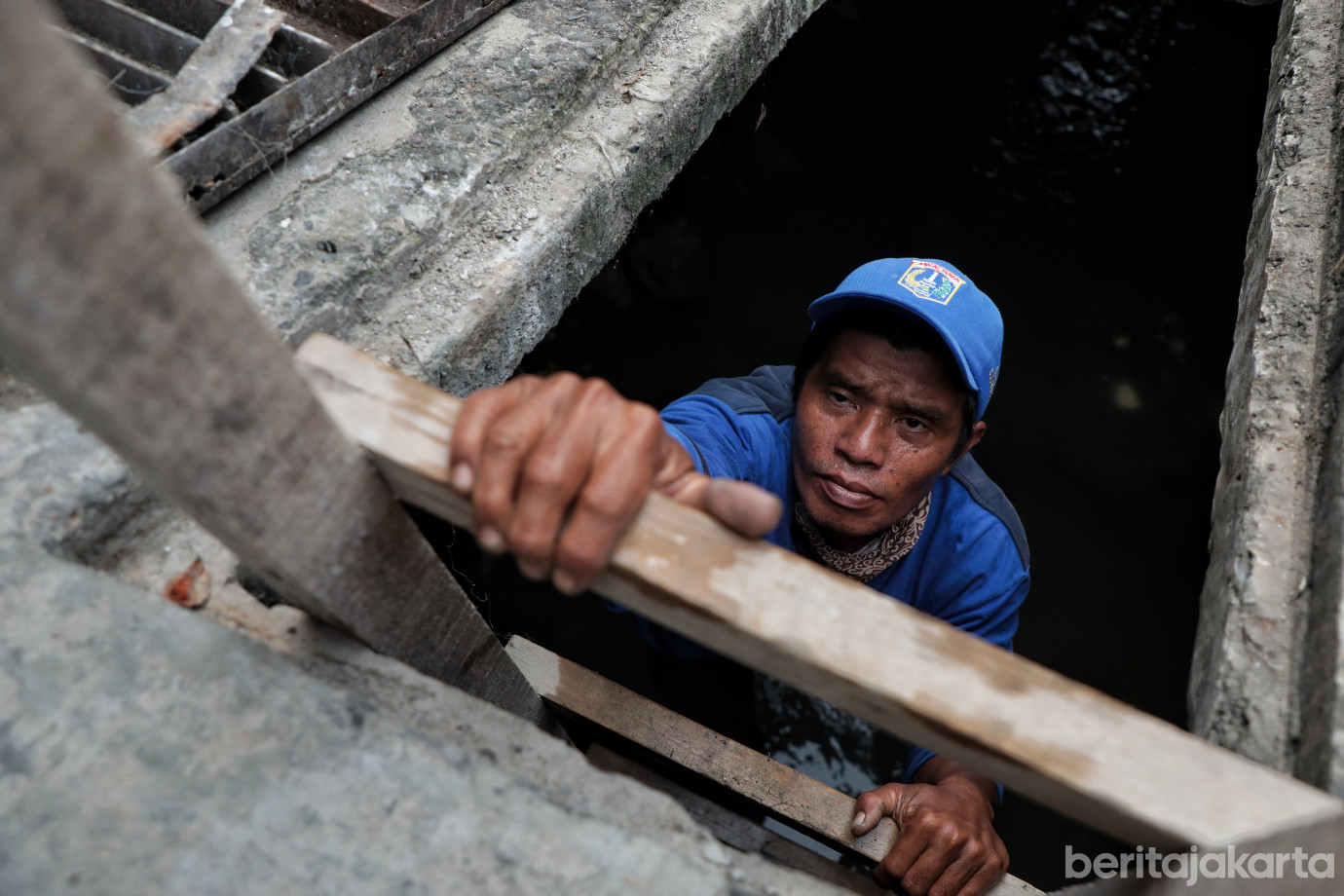 7.Pasukan Biru Perbaiki Turap Ambrol di Batu Ampar.jpg