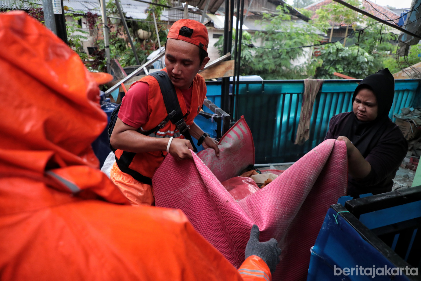 4.Rumah Longsor di Srengseng Sawah .jpg