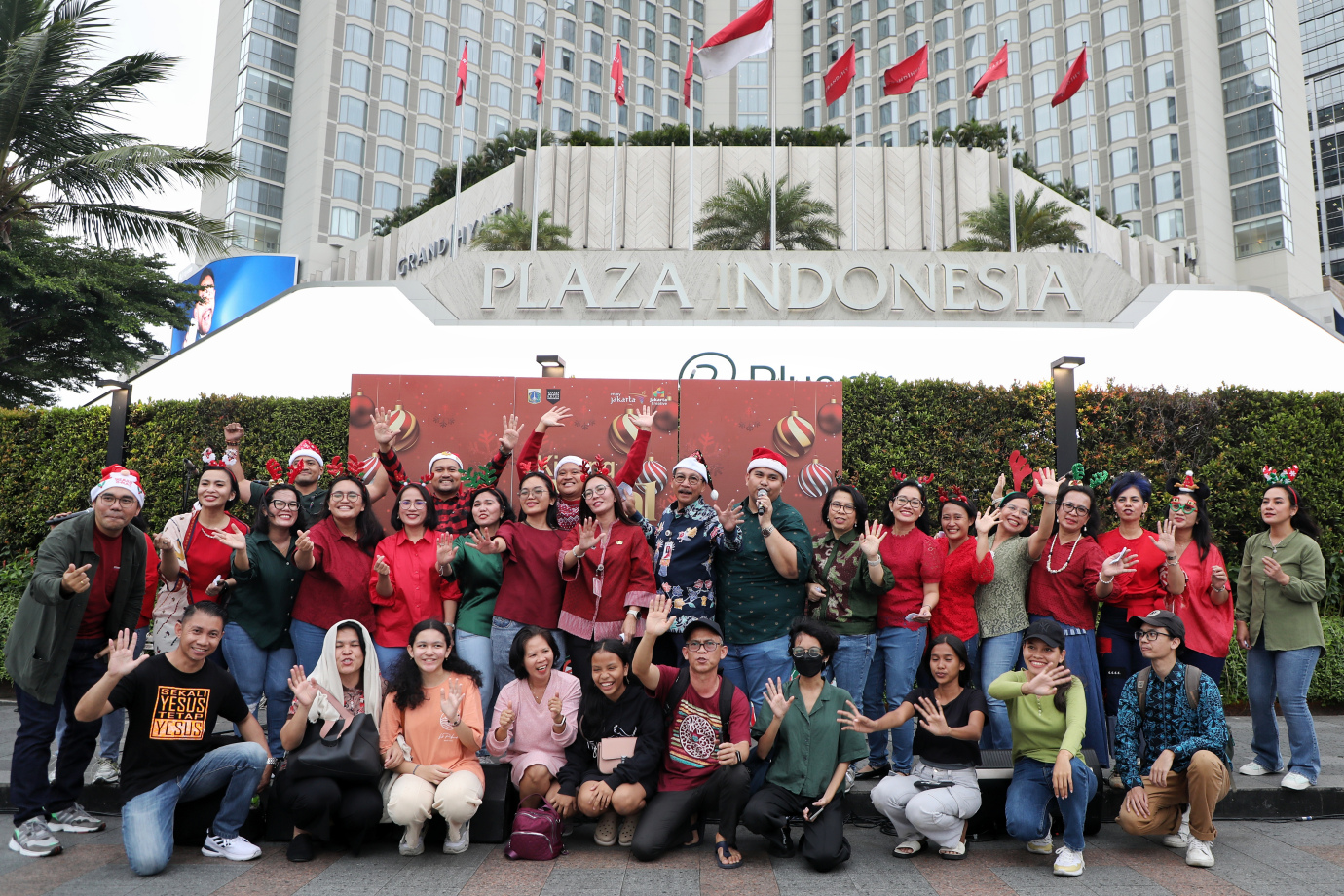 8.Pemprov DKI Gelar Christmas Carol di Pedestrian Plaza Indonesia.jpg