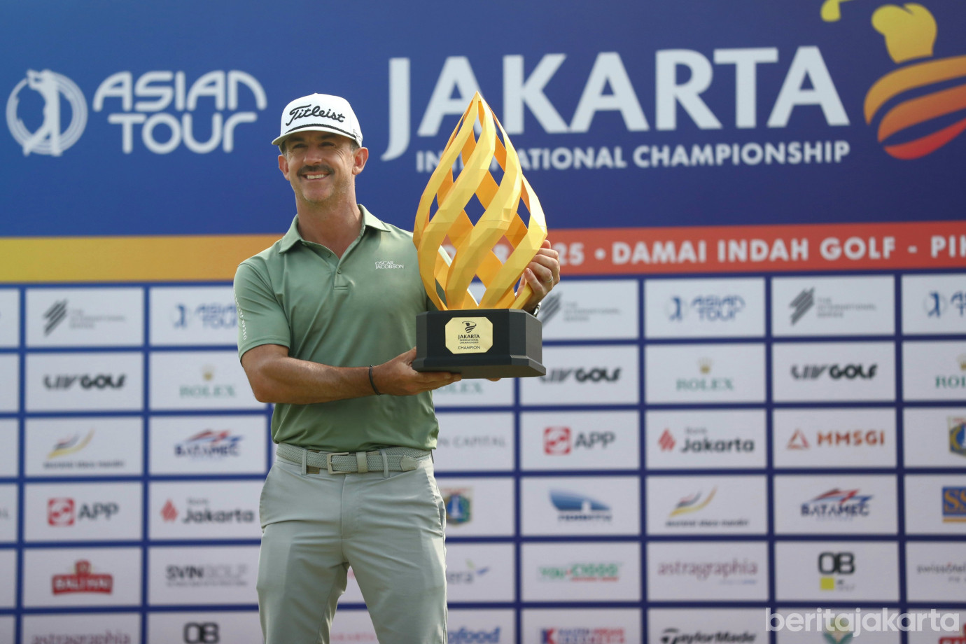 7 Gubernur DKI Jakarta Serahkan Piala JAKIC 2025_7.jpg