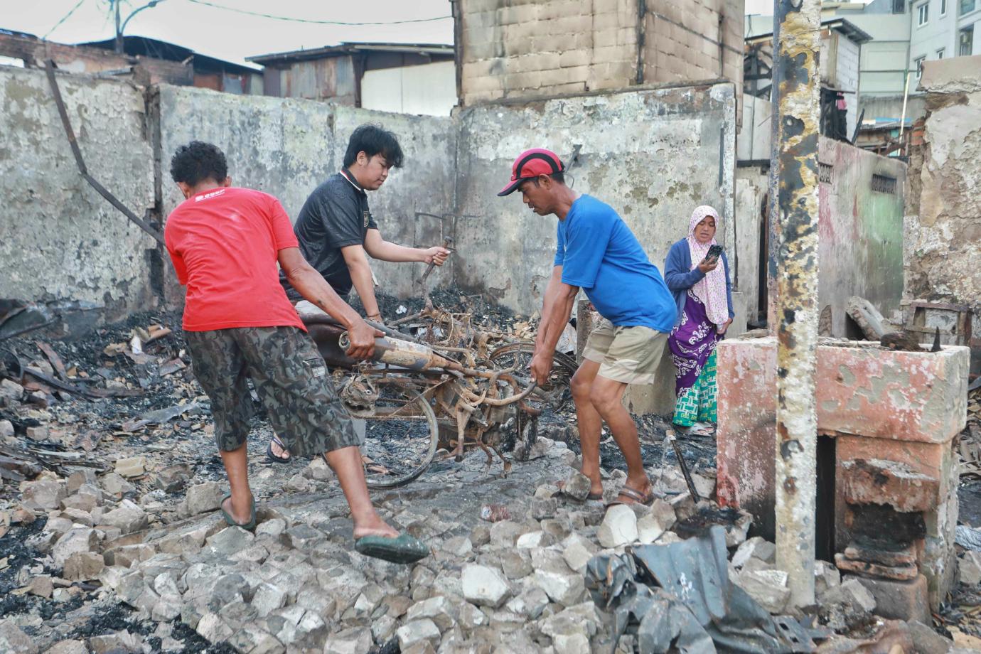 5 pj tinjau kebakaran kemayoran.jpg