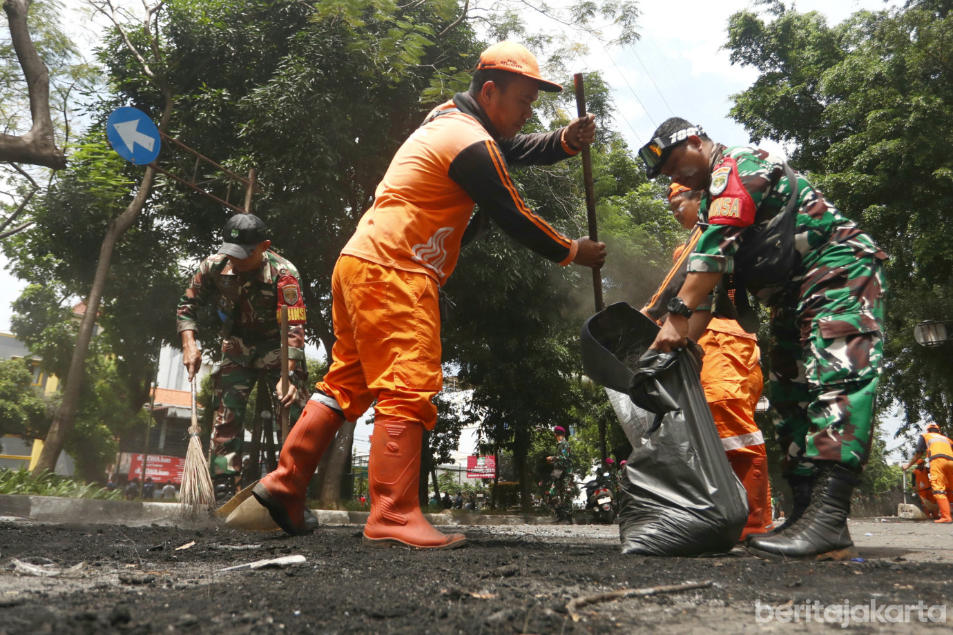 4 30 Petugas PPSU Senen Bersihkan Sampah Pasca Aksi Massa_4.jpg