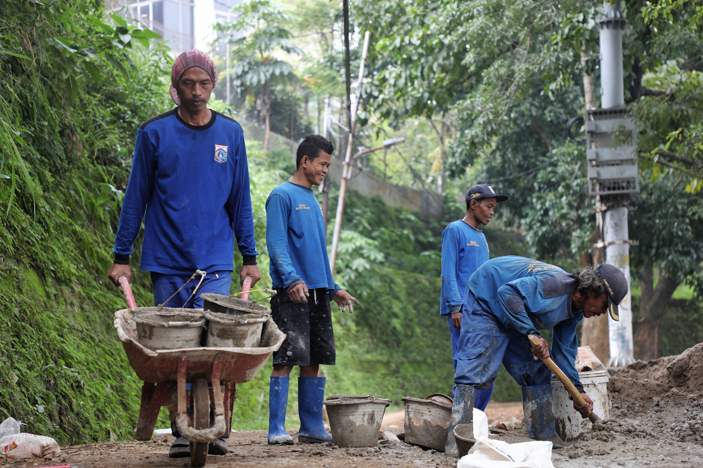 2.SDA Jakarta Selatan Lakukan Perapihan Turap Kali Ciliwung di Kalibata.jpg