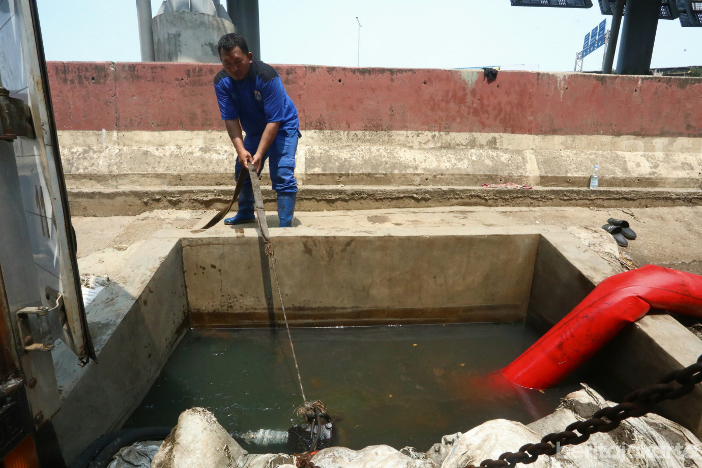 3 Sudin SDA Jakarta Utara Atasi Genangan Banjir Rob di Jalan RE Martadinata_3.jpg