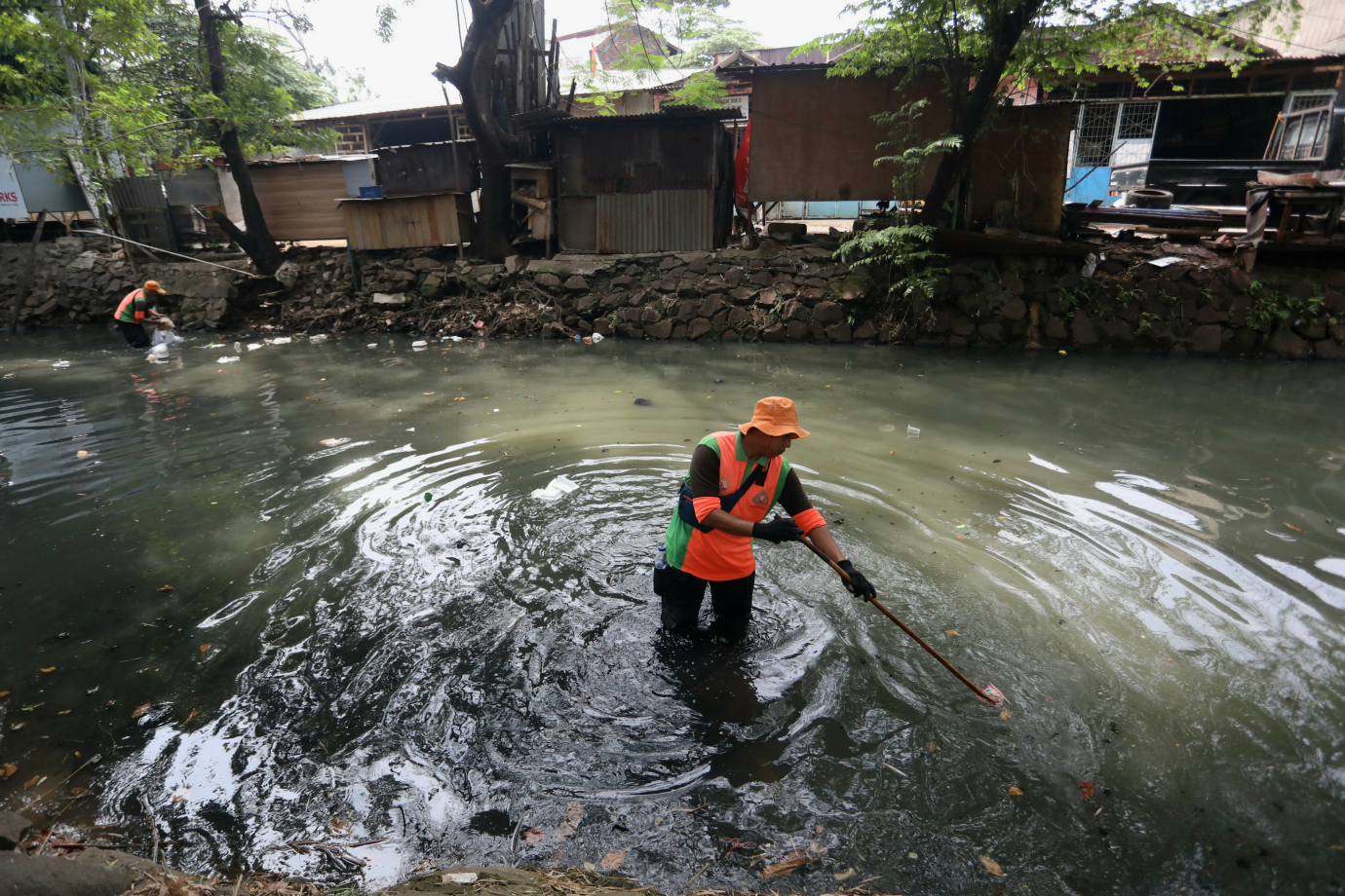 1 UPS BA Duren Sawit Bersihkan Sampah Kali Pertukangan_1.jpg