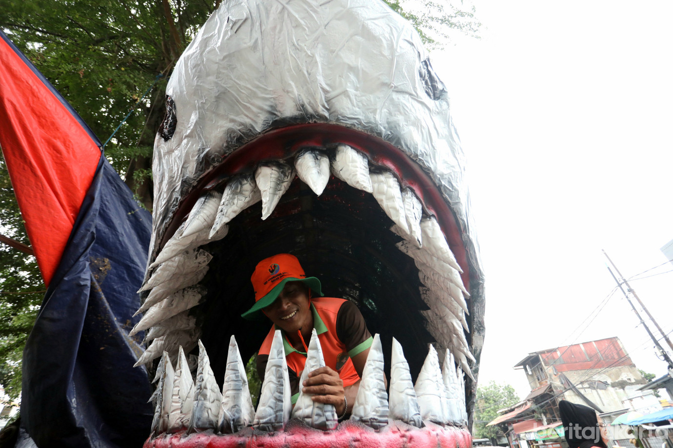 4 UPS BA Ubah Sampah Plastik Jadi Perahu Hiu_4.jpg
