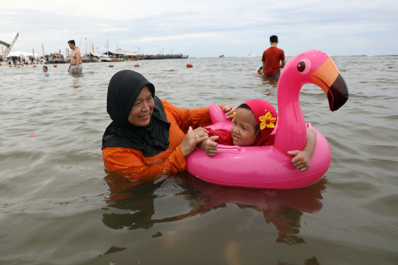 3 Ribuan pengunjung padati pantai Ancol Taman Impian_3.jpg