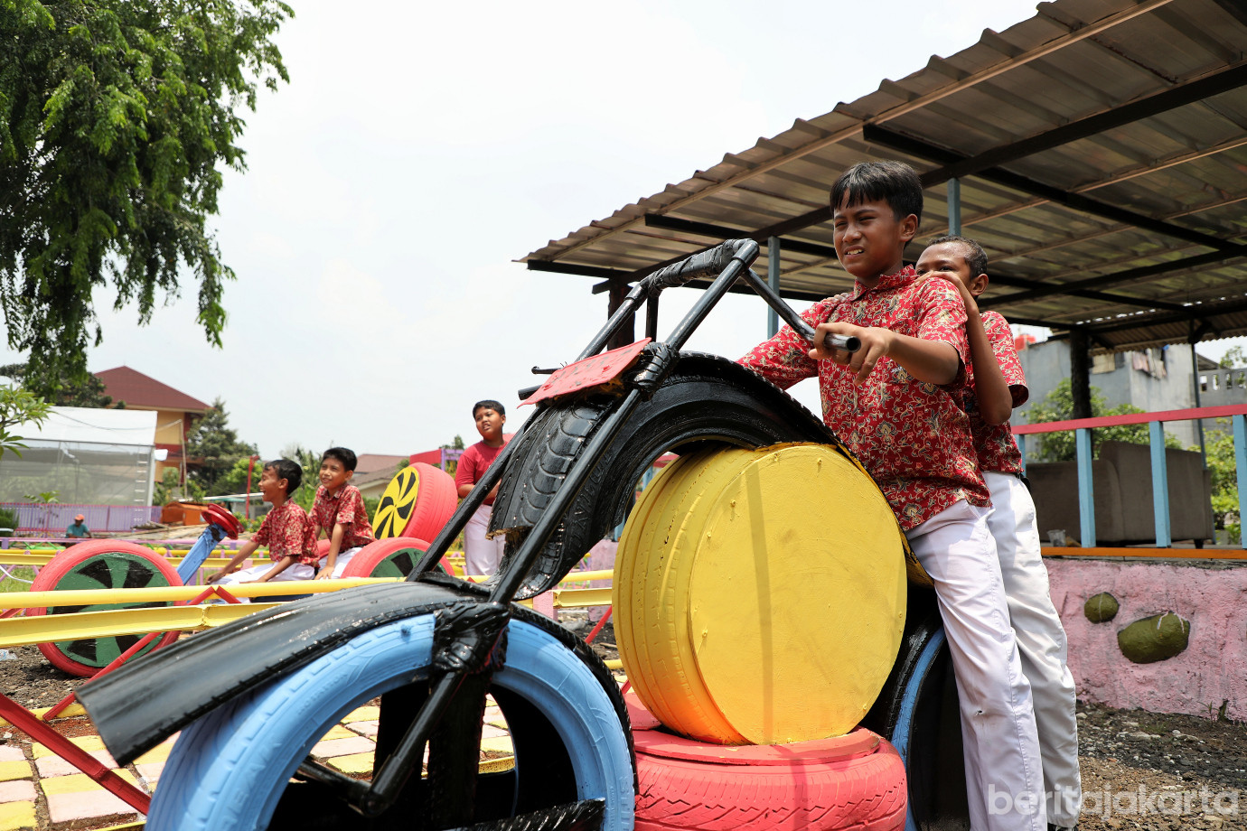5.PPSU Sulap Ban Bekas Untuk Percantik Area Urban Farming Saung Aset.jpg