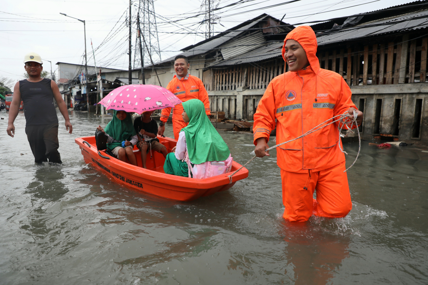 1 BPBD bantu warga terdampak banjir rob_6-1.jpg