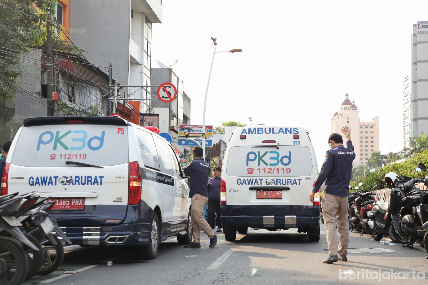 1.Dinkes Siagakan Ambulans di Sejumlah Titik Unjuk Rasa.jpg