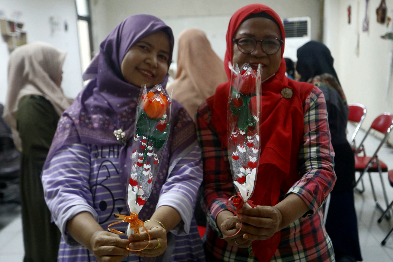 6 16 Peserta Antusias Ikuti Pembuatan Hiasan Bunga dari Akrilik di TKK Jakarta Pusat_6.jpg