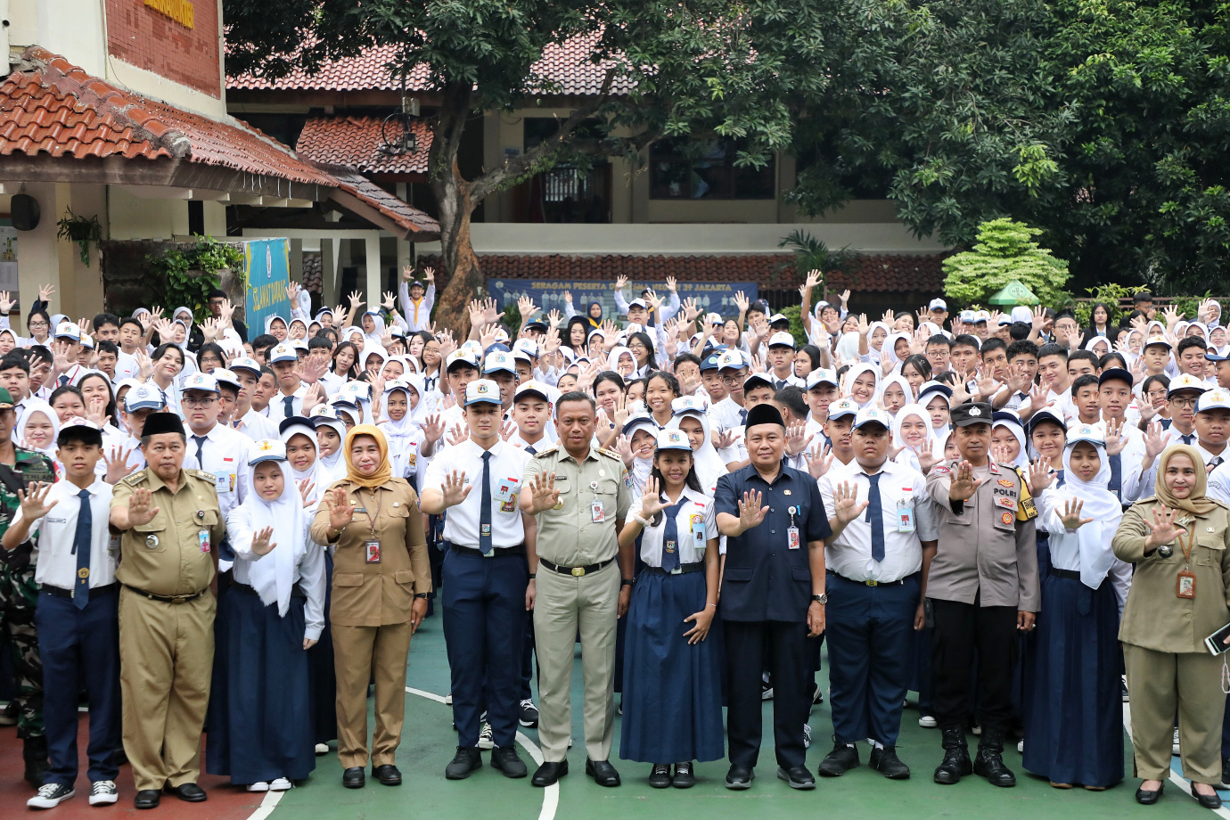 8.Hari Pertama Sekolah, Munjirin Pimpin Apel di SMAN 39 .jpg