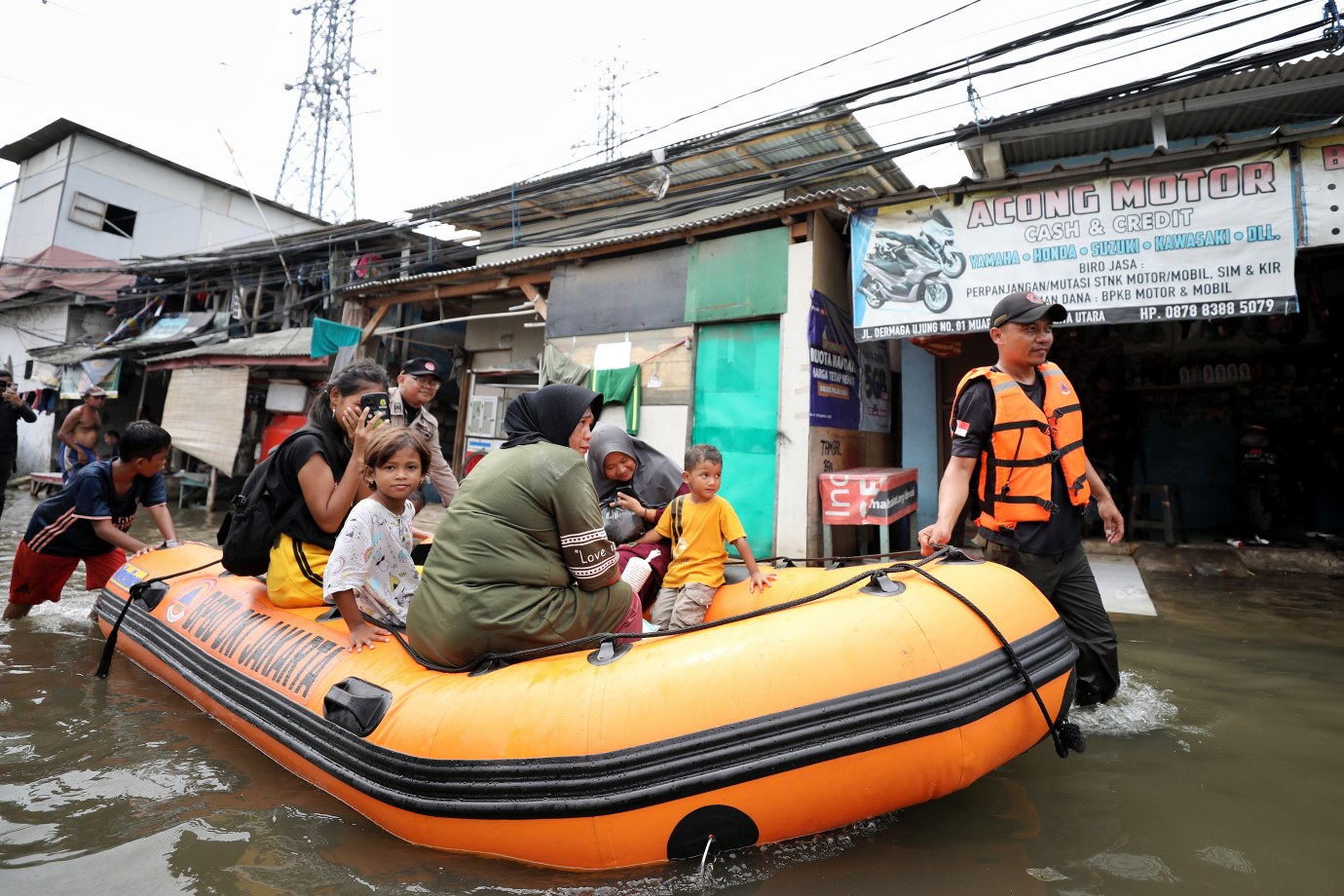 8.BPBD DKI Jakarta Siaga 24 Jam Pantau Banjir Rob .jpg