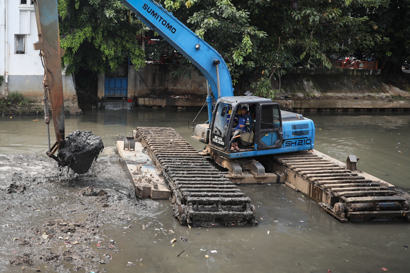 Pengerukan lumpur anak kali ciliwung-2.jpg