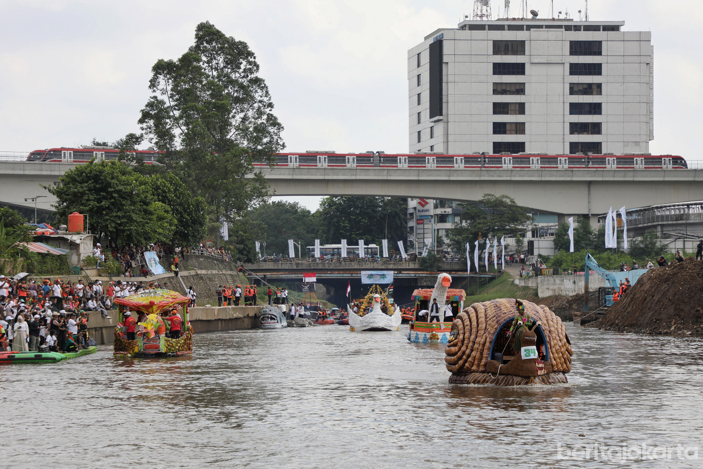 7.Parade Perahu Sampah Botol Plastik Meriahkan Festival Ciliwung 2025.jpg