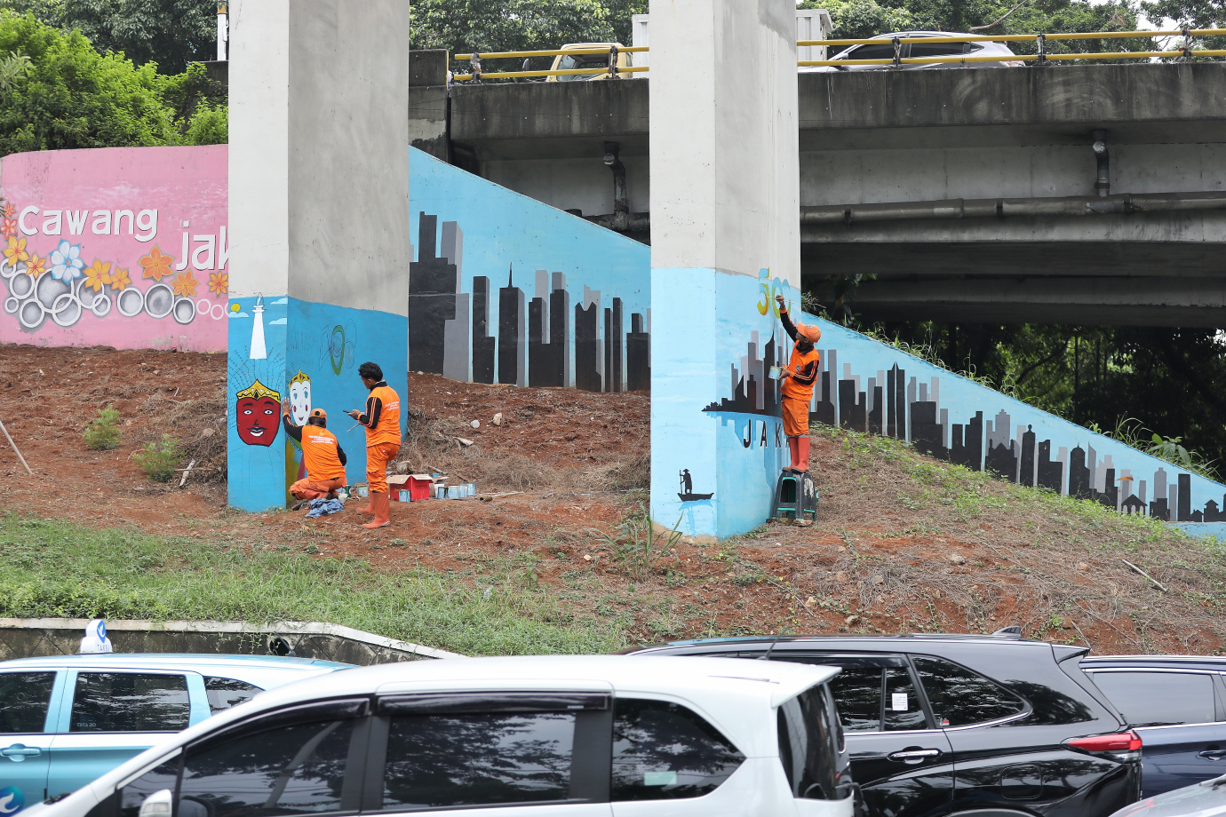 6.PPSU Cawang Buat Mural Sambut HUT Jakarta.jpg