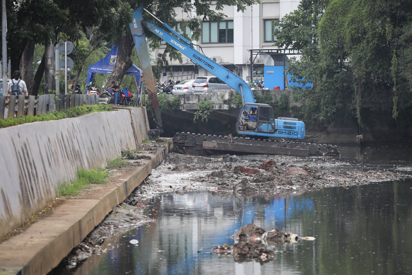 Pengerukan lumpur anak kali ciliwung-1.jpg