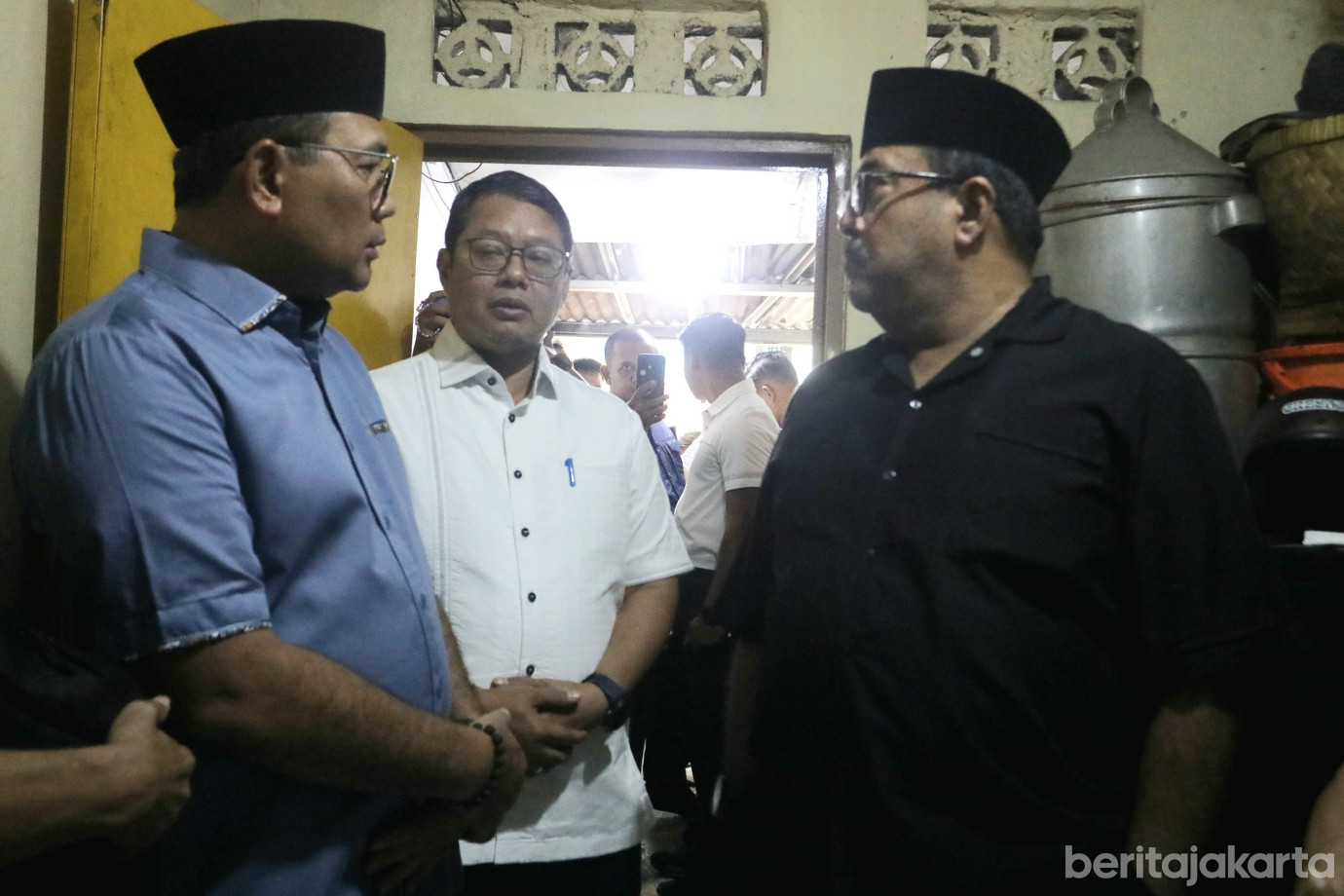 5 Wagub DKI Rano Karno Takziah ke Rumah Duka Pengemudi Online Korban Unjuk Rasa_5.jpg