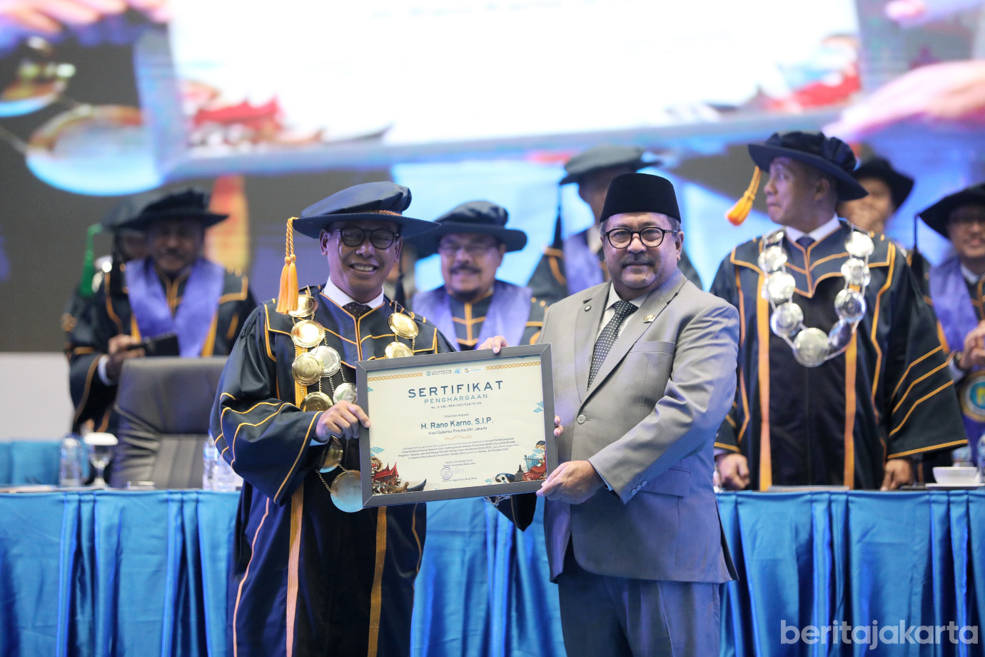 5.Rano Sampaikan Orasi Ilmiah Pada Wisuda Universitas Budi Luhur.jpg