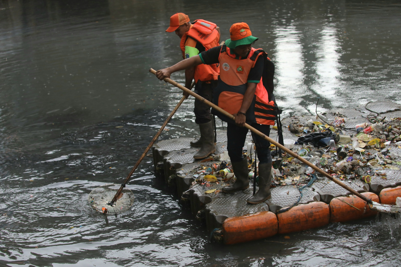 2 Petugas UPS BA Sawah Besar Bersihkan Sampah Kali Ciliwung di Pintu Jembatan Merah_2.jpg