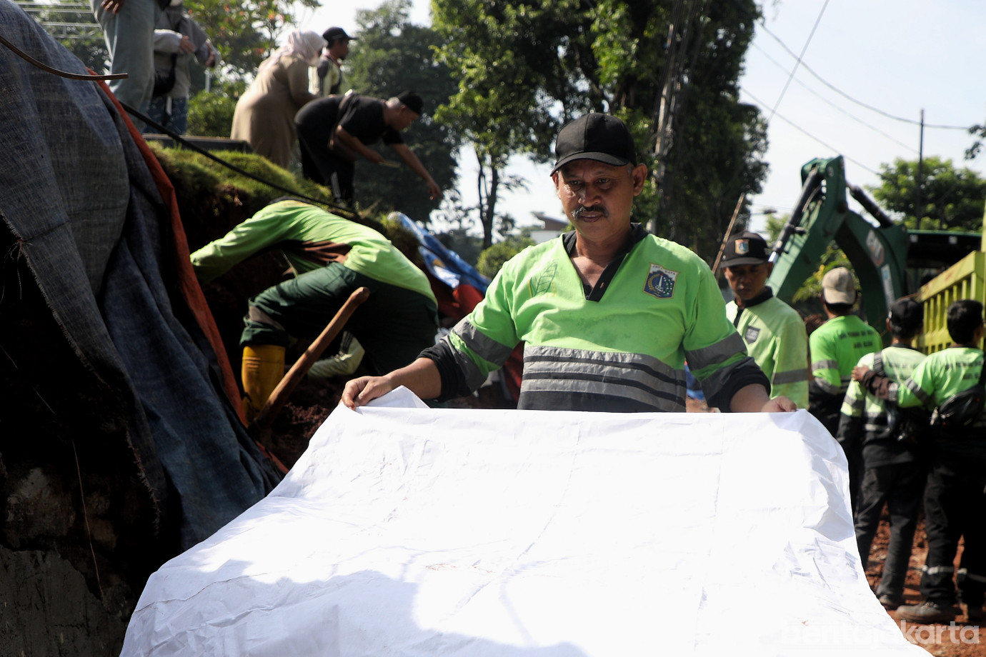 7.Penanganan Longsor TPU Jeruk Purut.jpg