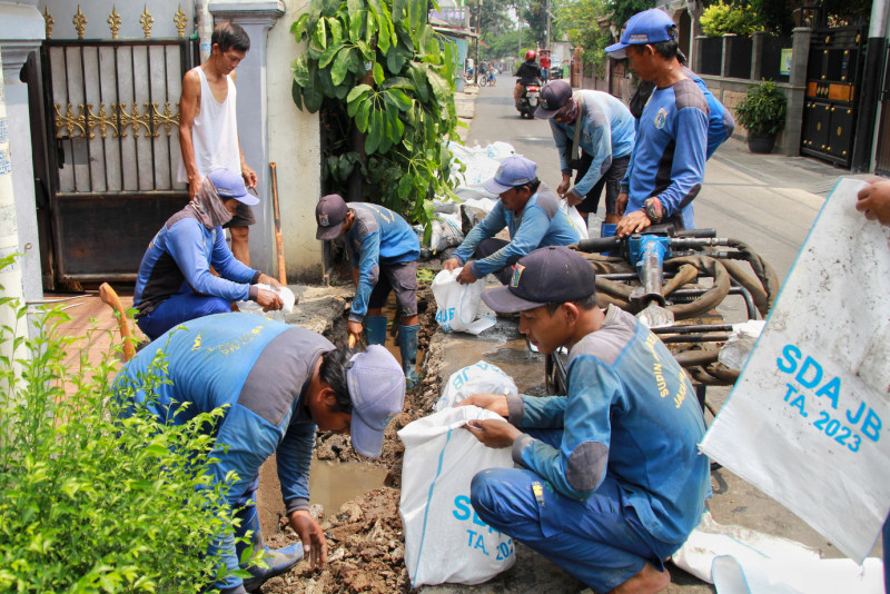 Sudin SDA Jakbar Perbaiki Saluran di Jalan KH Aja (2).jpg