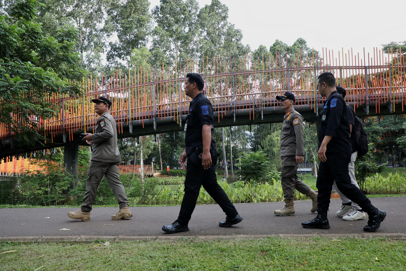 5.Satpol PP Bantu Amankan Taman Tebet ECO Park.jpg