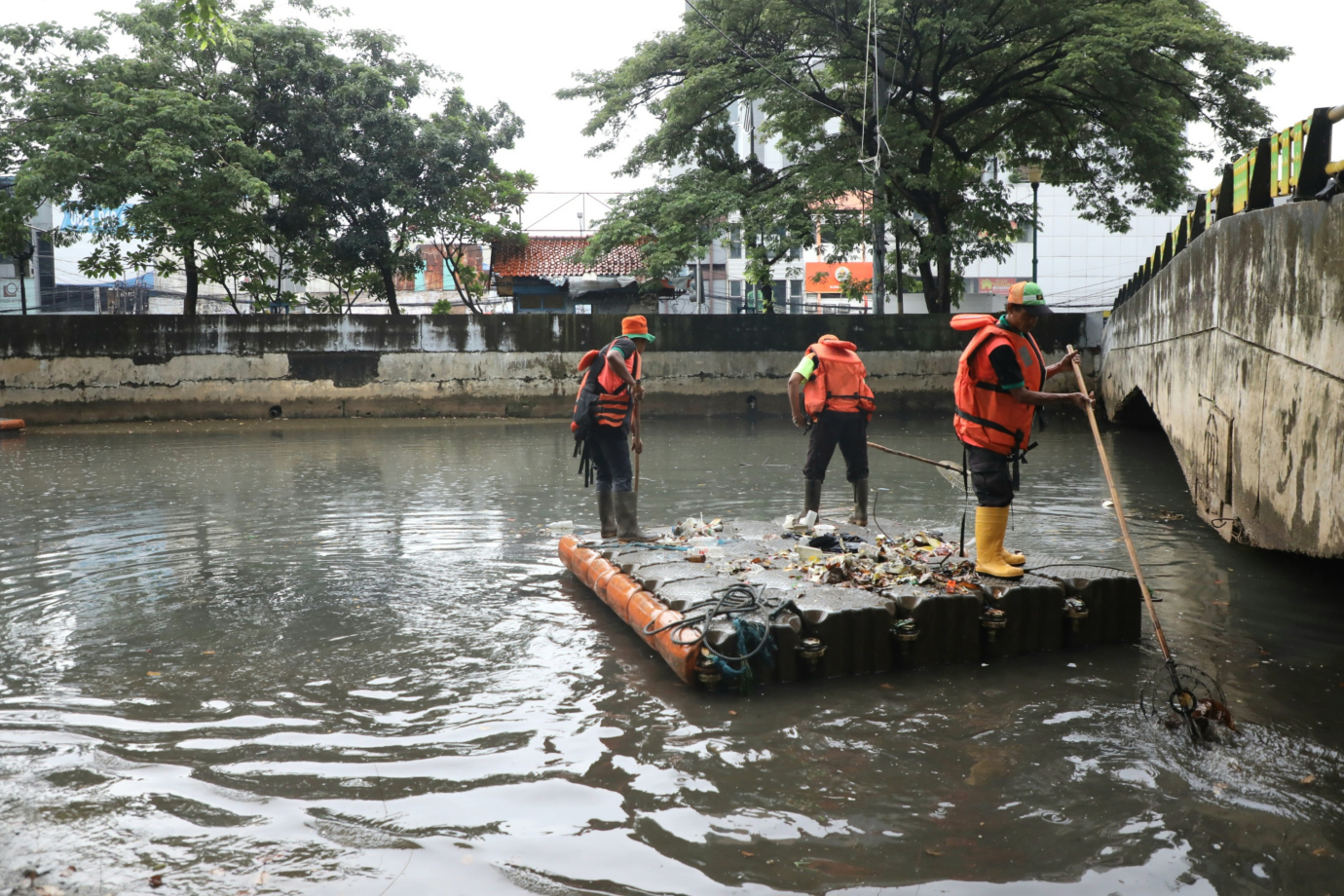 4 Petugas UPS BA Sawah Besar Bersihkan Sampah Kali Ciliwung di Pintu Jembatan Merah_4.jpg
