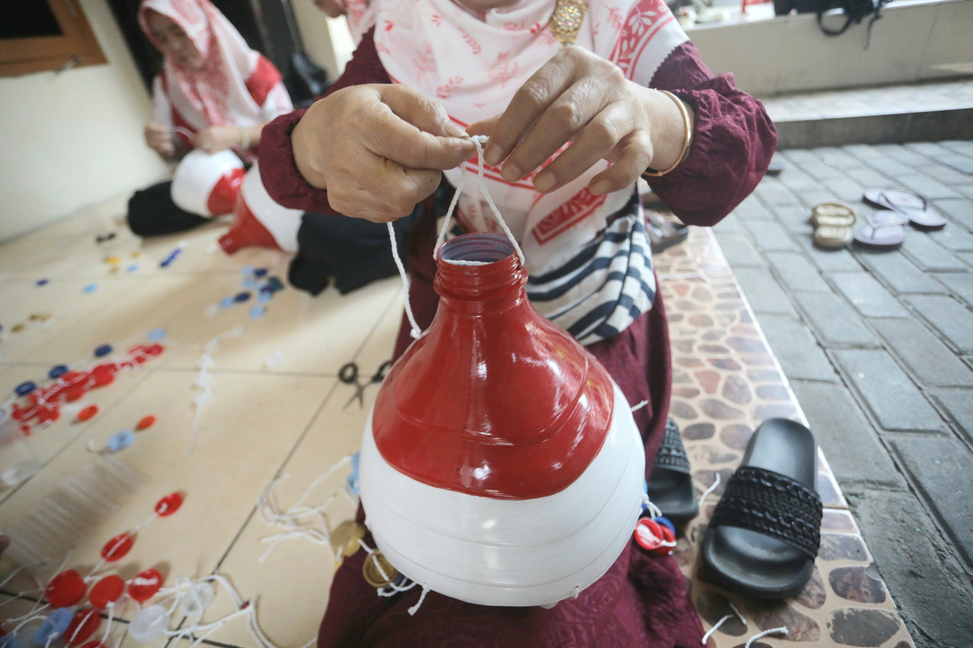 3 Warga RW.06 Kelapa Gading Timur Sulap Sampah Jadi Hiasan Merah Putih_3.jpg