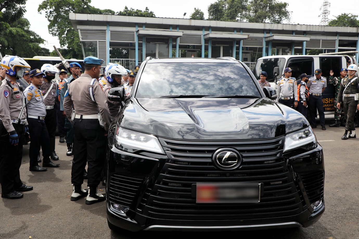 6.Petugas Gabungan Tindak Parkir Liar di Jalan Mayjen Sutoyo .jpg