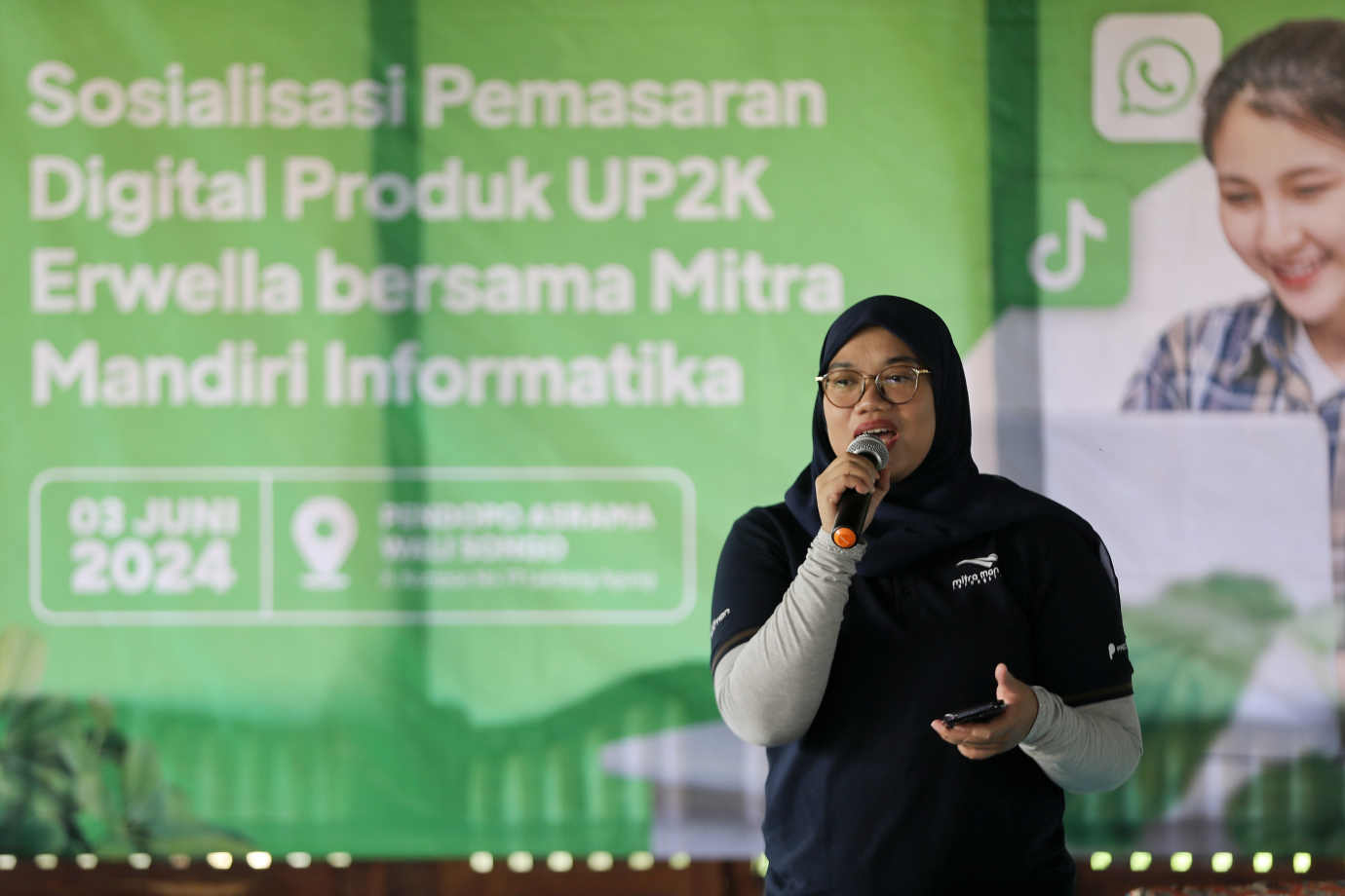 2.Edukasi dan Sosialisasi Pemasaran Berbasis Digital Produk UP2K Erwella.jpg