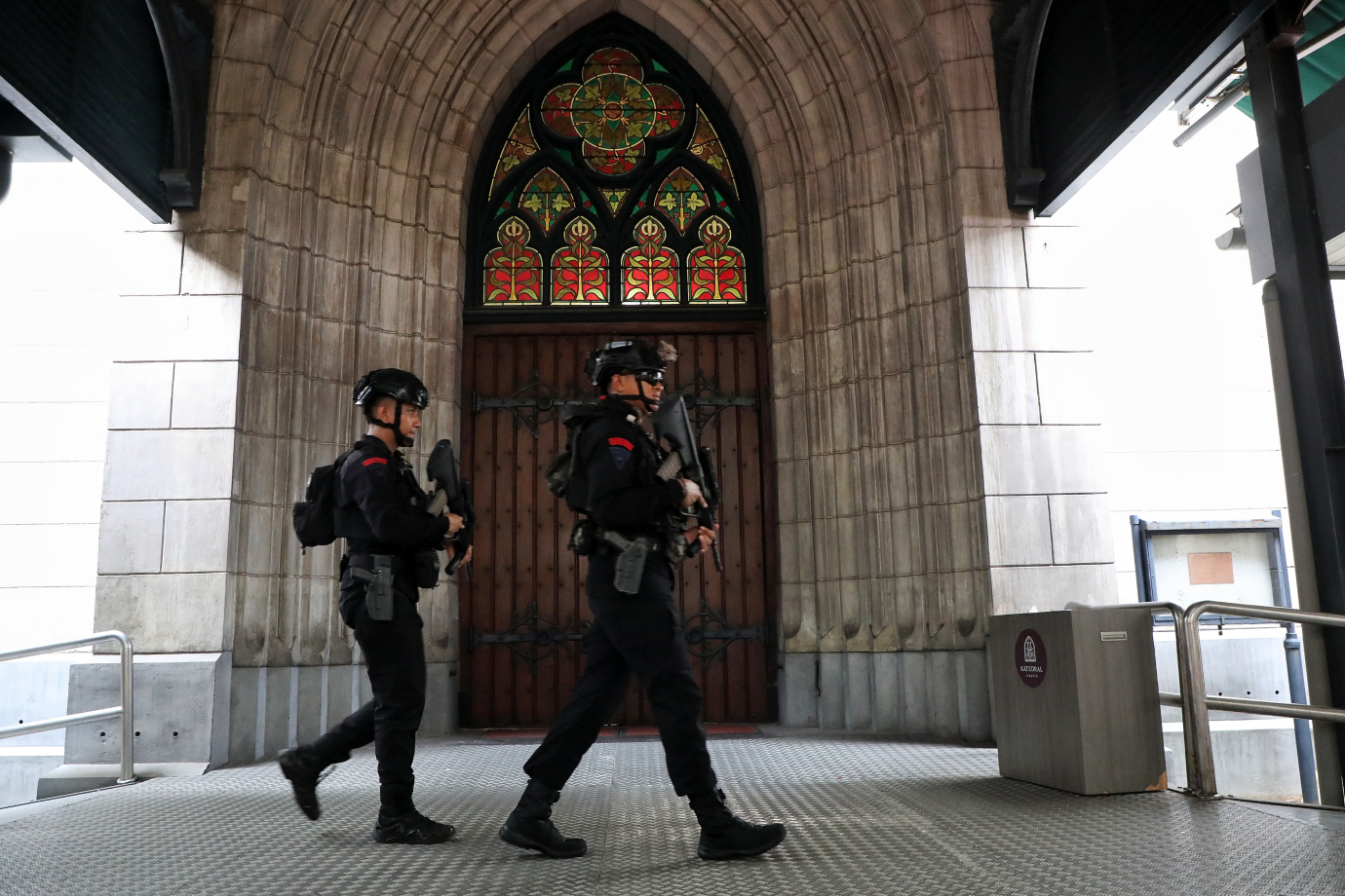7.Sterilisasi Gereja Katedral Jelang Misa Natal 2024.jpg