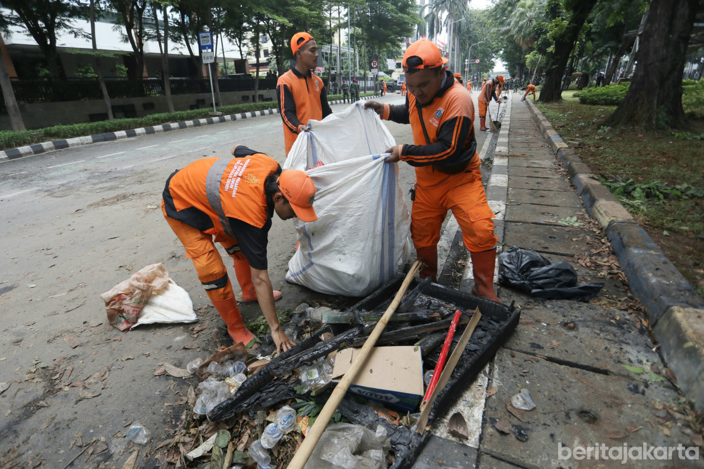 7 30 Petugas PPSU Senen Bersihkan Sampah Pasca Aksi Massa_7.jpg