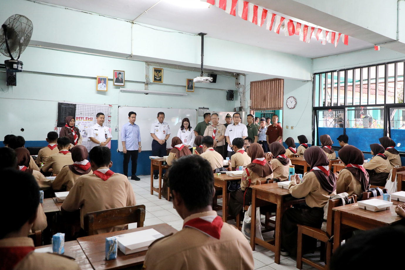 4.Pj Gubernur Bersama Wapres Tinjau Program MBG.jpg