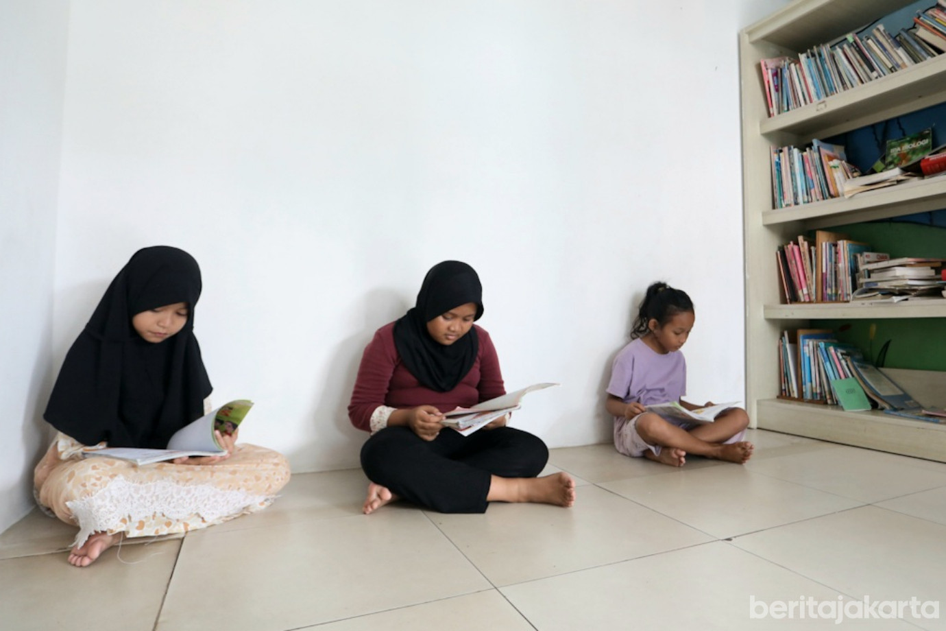 03 Melihat Keseruan Anak-Anak Bermain di RPTRA Rawa Jaya_3.jpg