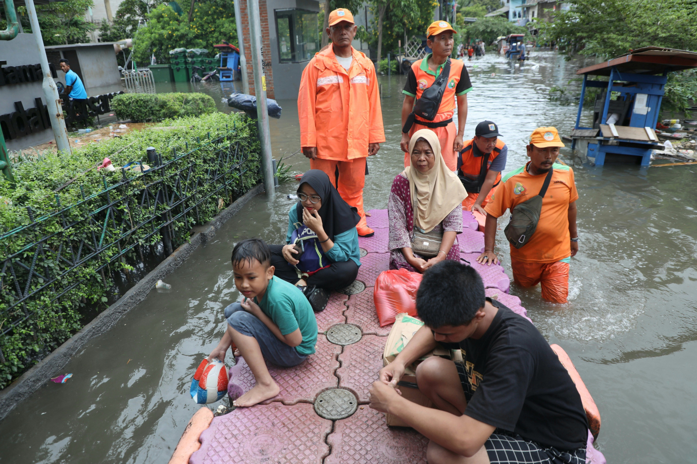 3 Petugas Gabungan Evakuasi Warga kelurahan Pegangsaan Dua_3.jpg