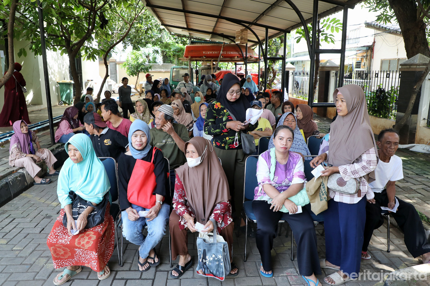 1.Kelurahan Bukit Duri Salurkan Bantuan Pangan Pada 742 Warga.jpg